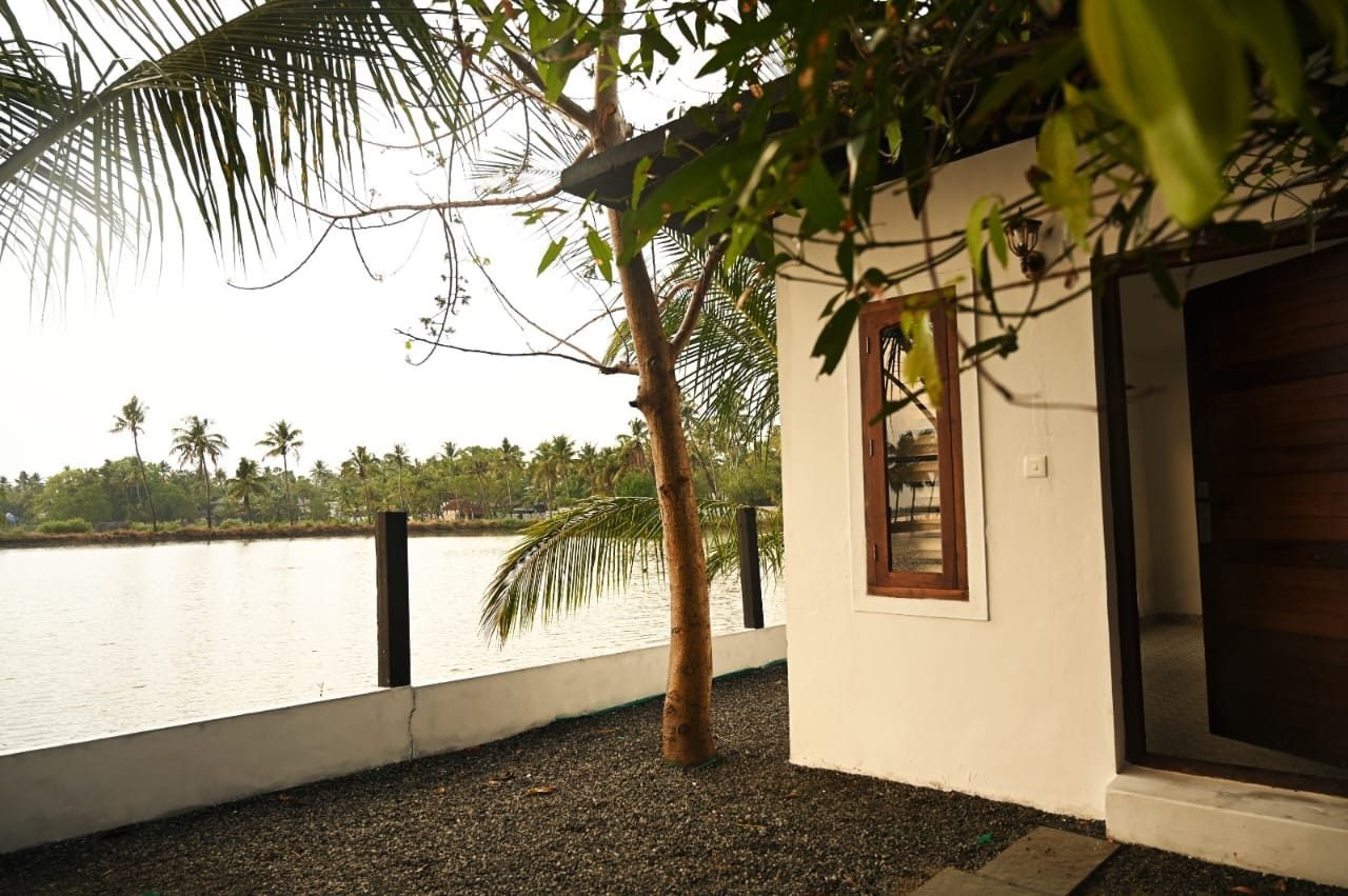 O Lagos on the Kadamakudy backwaters at golden hour